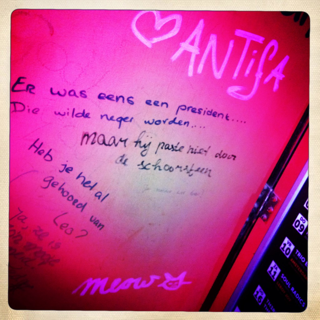 StraatTeksten in StraatNieuws wat schrijft de mens zoal in de openbare ruimte? Locatie: dames WC café De Zwarte Ruiter in Den Haag
