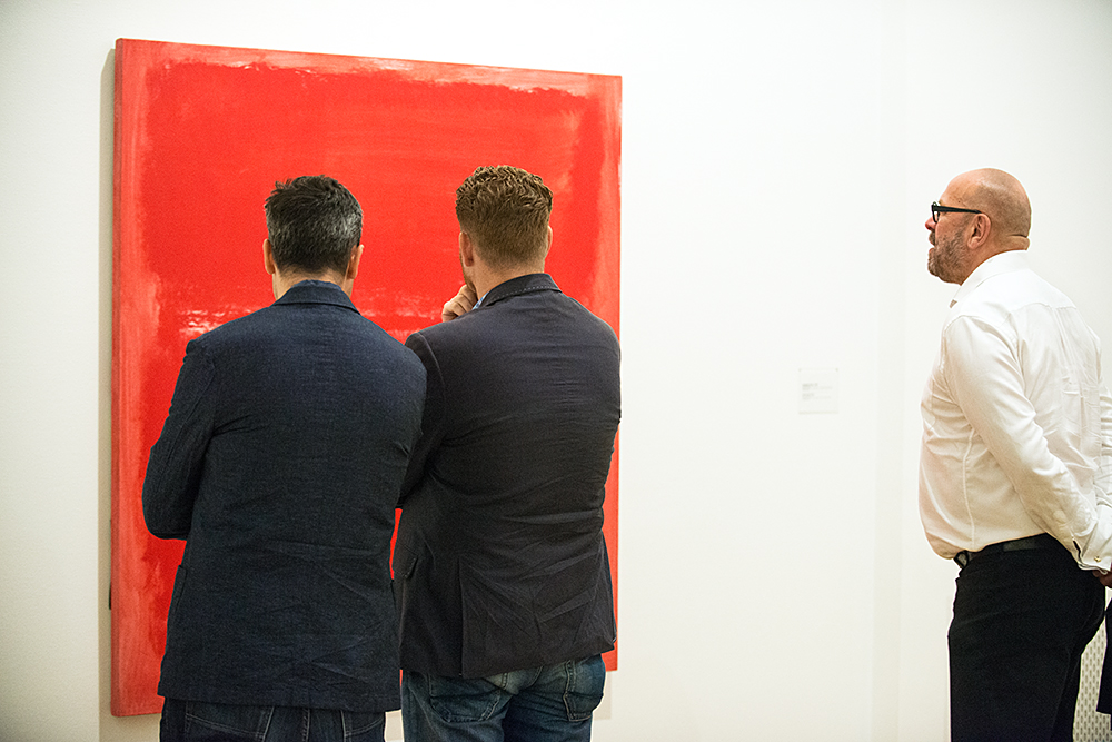 Opening van de Mark Rothko tentoonstelling in het Gemeente Museum in Den Haag. Gasten bewonderen zijn laatste doek.